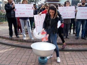 Üniversite Öğrencilerinden Makarnalı Protesto