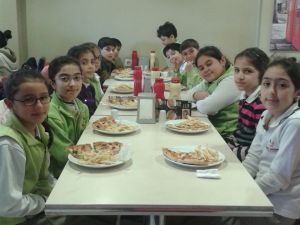 Mehmet Döğme Koleji'nden Kitap Okuyan Öğrencilerine Pizza