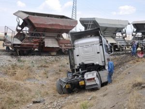 Muş'ta Yük Treni Tır'a Çarptı: 1 Yaralı
