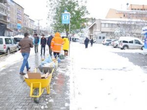 Muş'ta Etkili Kar Yağışı Nedeni ile 30 Köy Yolu Ulaşıma Kapandı