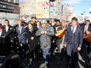 Ödül Şampiyonu Belediye Başkanına Aşıklar Tarafından Sazlı Sözlü Karşılama