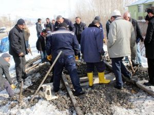 Van'da Patlamada Hasar Gören Vagon ve Raylar Onarıma Alındı