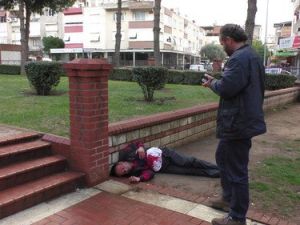 Yaralıyı Ambulansa Böyle Taşıdılar