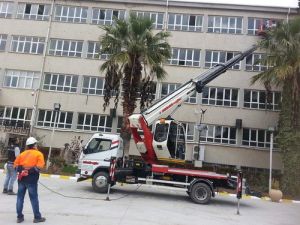 Firma Çalışanları ve Gönüllü Öğretmenler Okul Temizledi