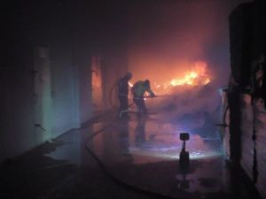 Trafoya Düşen Yıldırım Fabrika Yaktı