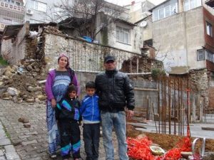"Ya Soğuktan Donup Öleceğiz Ya da Ev Başımıza Yıkılacak" (Özel)