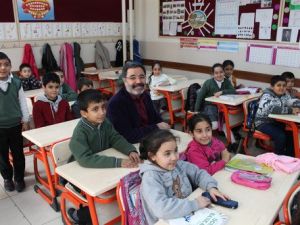 Yazar Ahmet Ümit Mezun Olduğu Okula Gitti, 45 Yıllık Anılarını Tazeledi