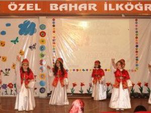 Ana Sınıfı Öğrencilerinden Türk Büyükleri Gösterisi