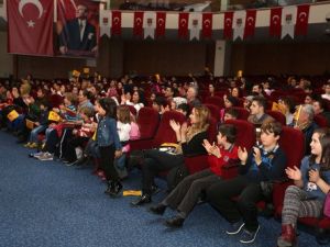 Çocuklar "Kral Çıplak" ile Eğlendi