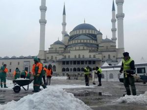 Çankaya Belediyesi'nden 620 İşçiyle Karla Mücadele