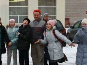 Rusya'da Bir Hademe, Kar Üstüne Çizdiği Harika Resimlerle Çocukları Sevindiriyor