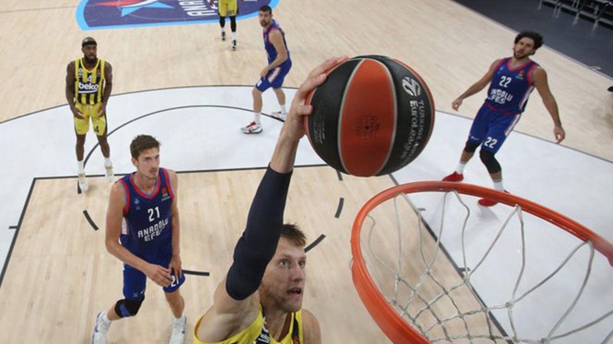 Fenerbahçe Euroleague'de Anadolu Efes'i devirdi