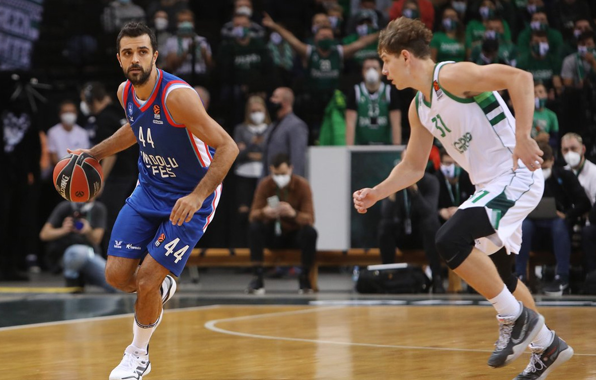 Anadolu Efes deplasmanda 3'üncü mağlubiyetini aldı