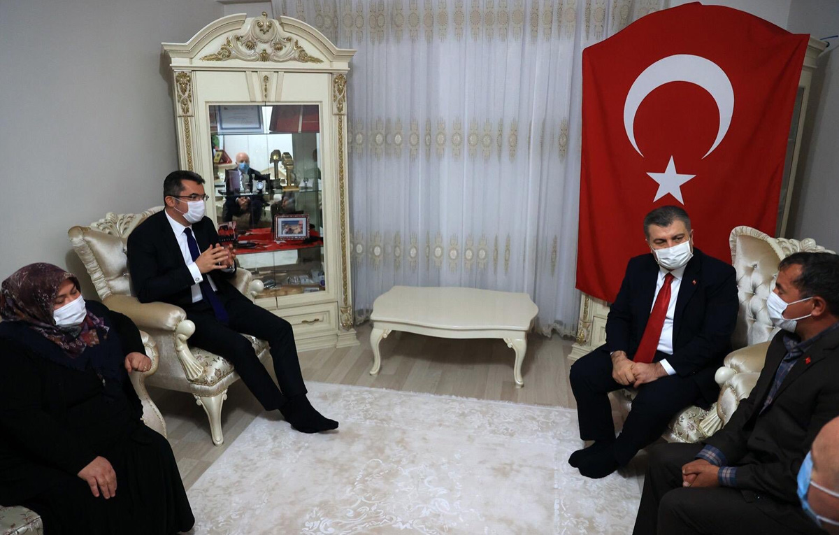 Sağlık Bakanı Fahrettin Koca, şehit sağlıkçının ailesini ziyaret etti