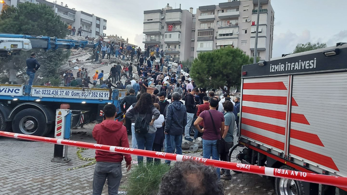 Enkaz altında kalan çocuk kurtarma ekibine böyle seslendi