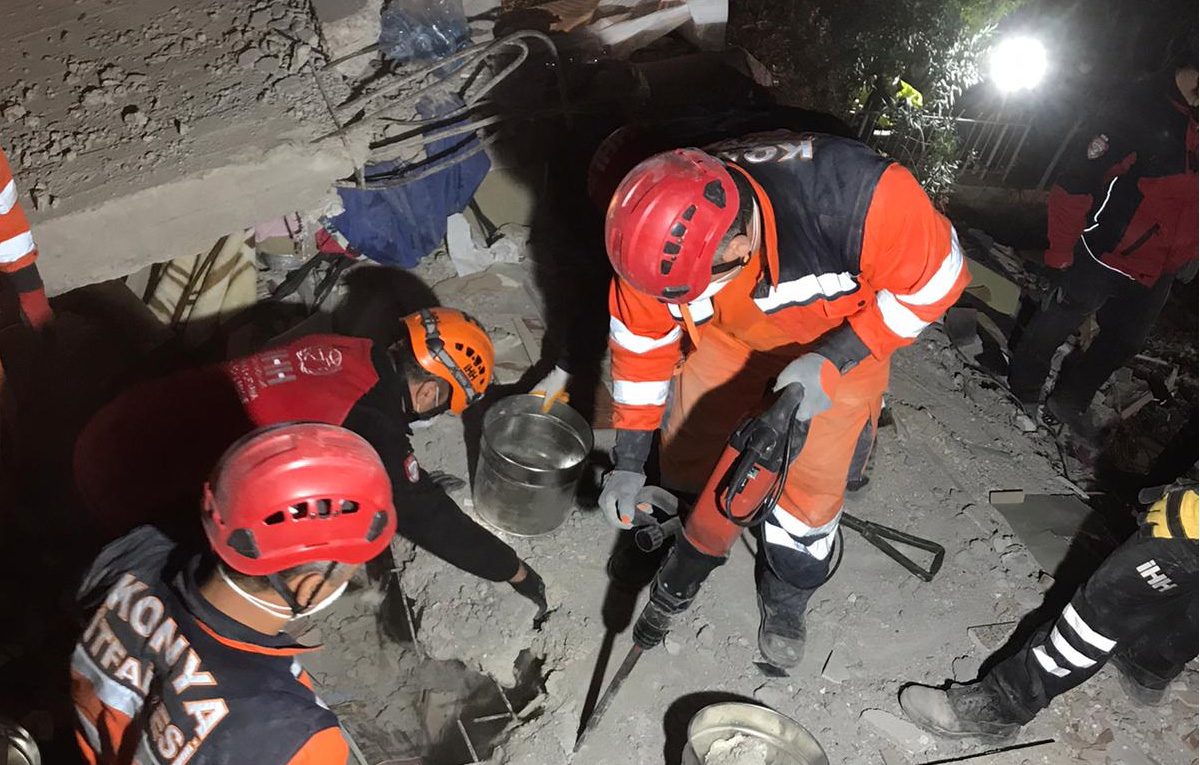 İzmir'de 33 saat sonra enkaz altından çıkarıldı