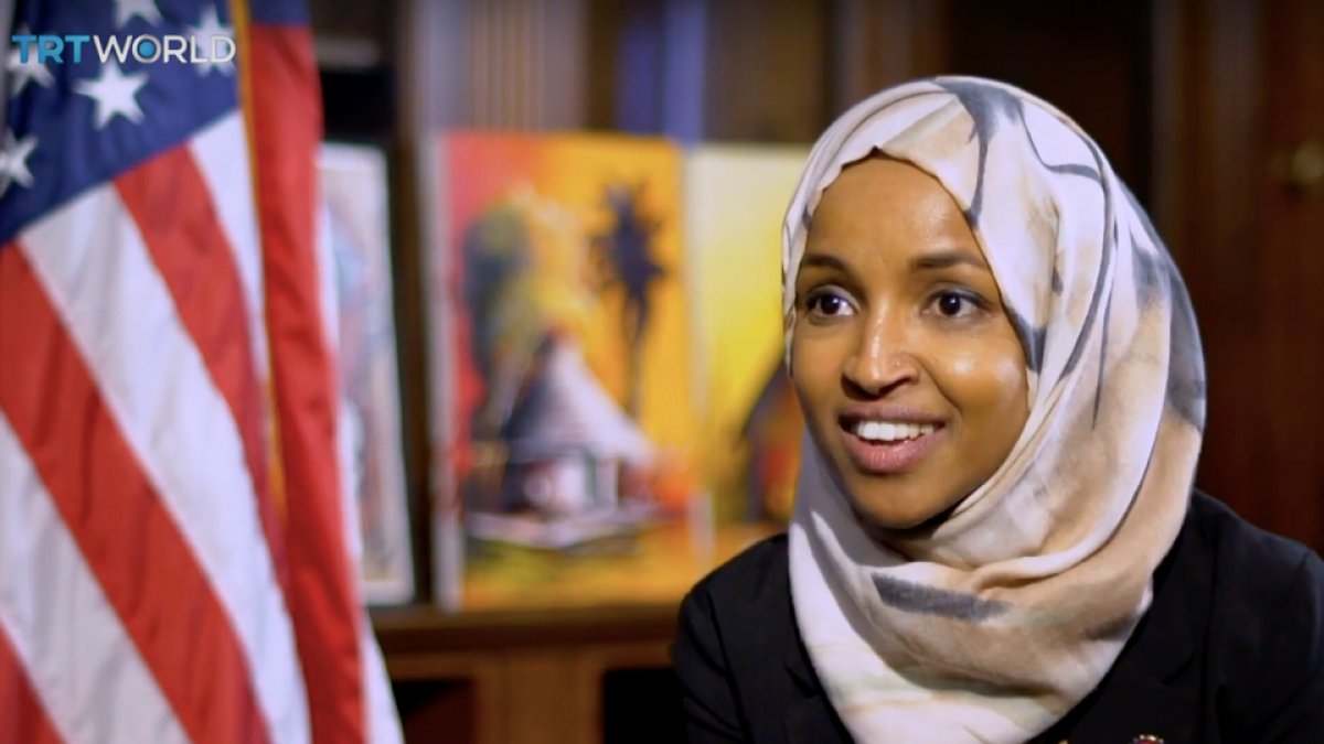 ABD seçimlerine damga vuran ilk kadın Müslüman vekil İlhan Omar yeniden seçildi