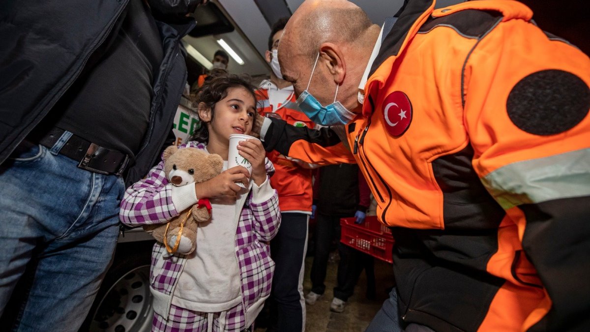 Başkan Soyer çadırlardaki depremzedeleri ziyaret etti