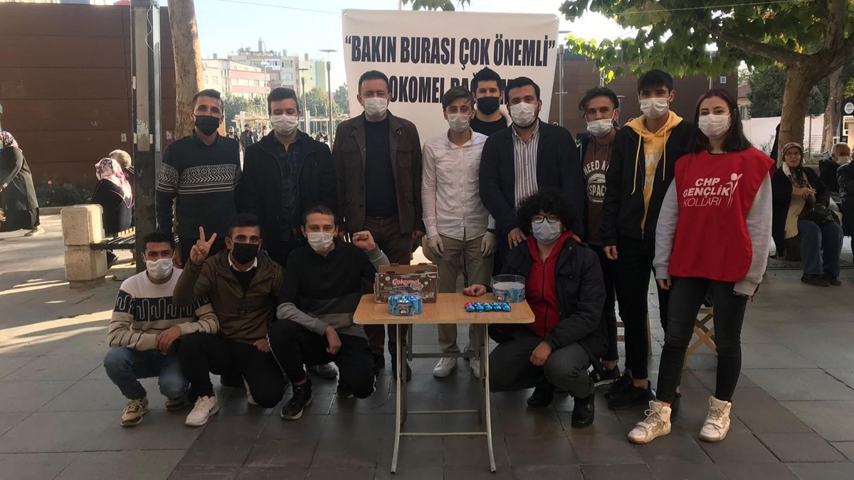CHP'li gençler Bakan Berat Albayrak'ın istifasının ardından çokomel dağıttı