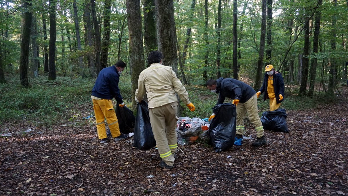 Belgrad Ormanı'ndan 2 kamyon çöp topladılar