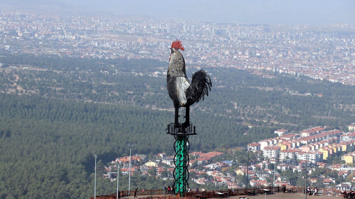 Denizli Seyir Tepesi Şehir Ormanı'ndaki Dev horoz heykeli görenleri heyecanlandırıyor