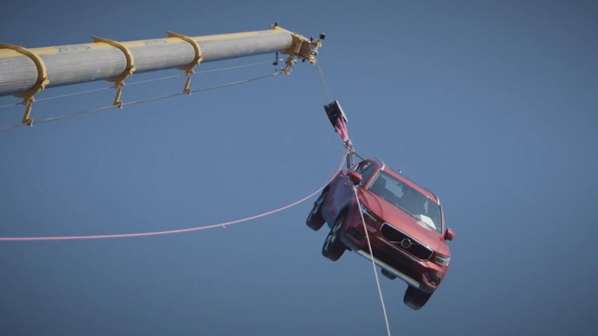 Volvo güvenlik testinde çıtayı yükselterek 30 metre düşüş testi yaptı