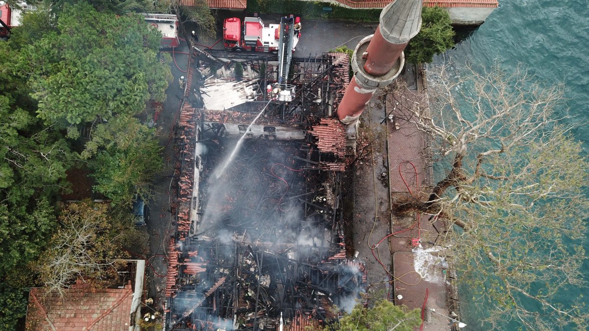 355 yıllık tarihi Vaniköy Camii böyle yandı
