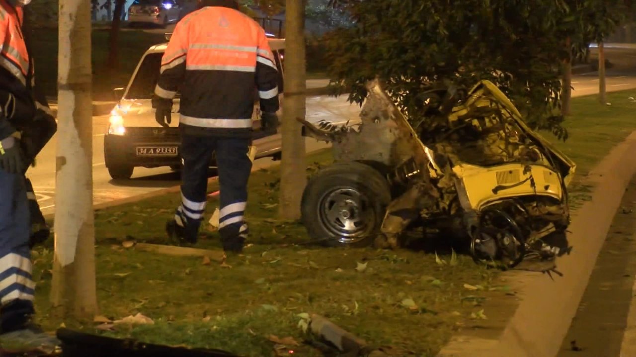 Kartal sahil yolunda feci kaza otomobil tam manasıyla ikiye bölündü