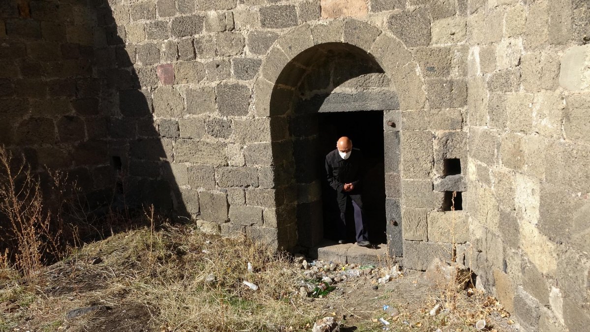 Ruslar yıkamadı, defineciler talan etti