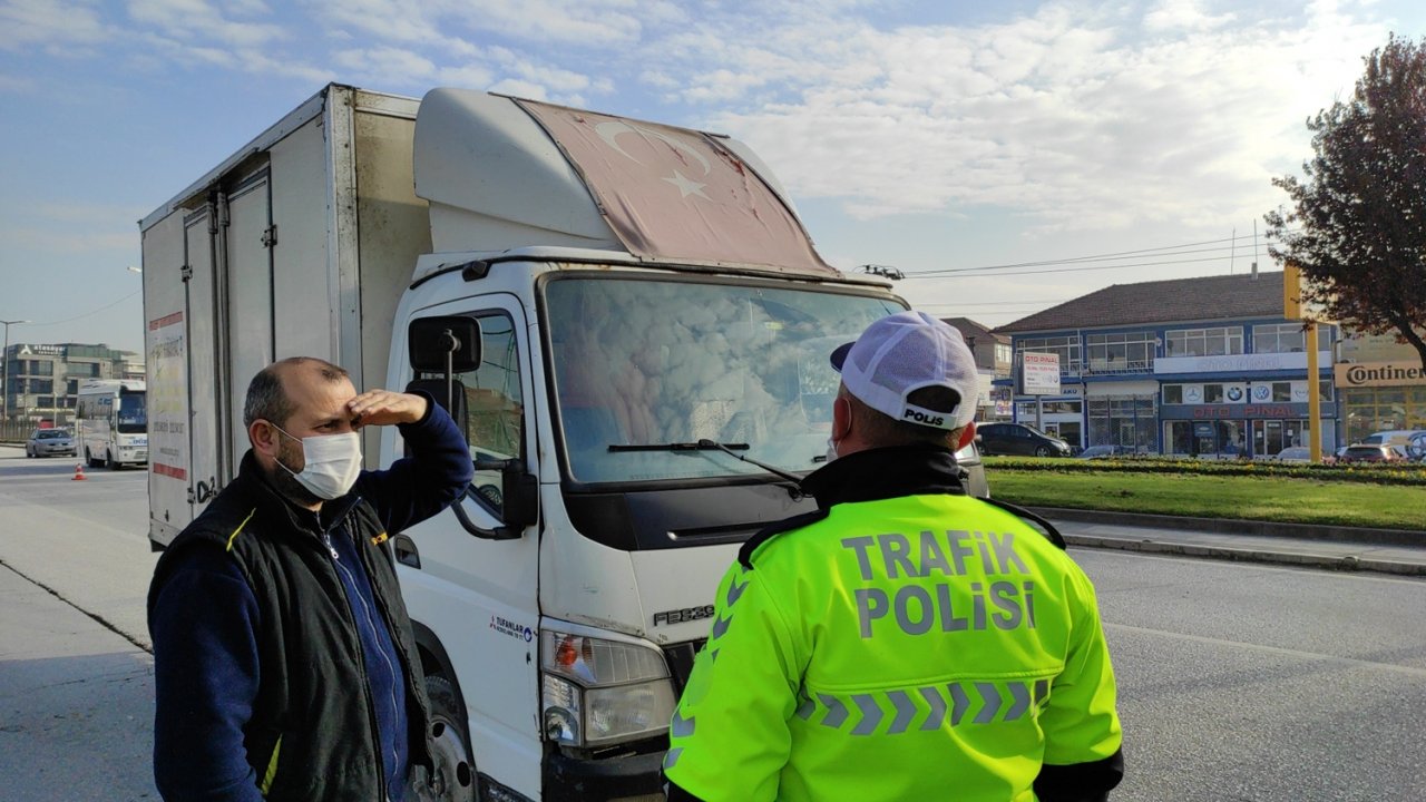 Düzce'de bir vatandaş solmuş bayrak yüzünden ceza yedi.