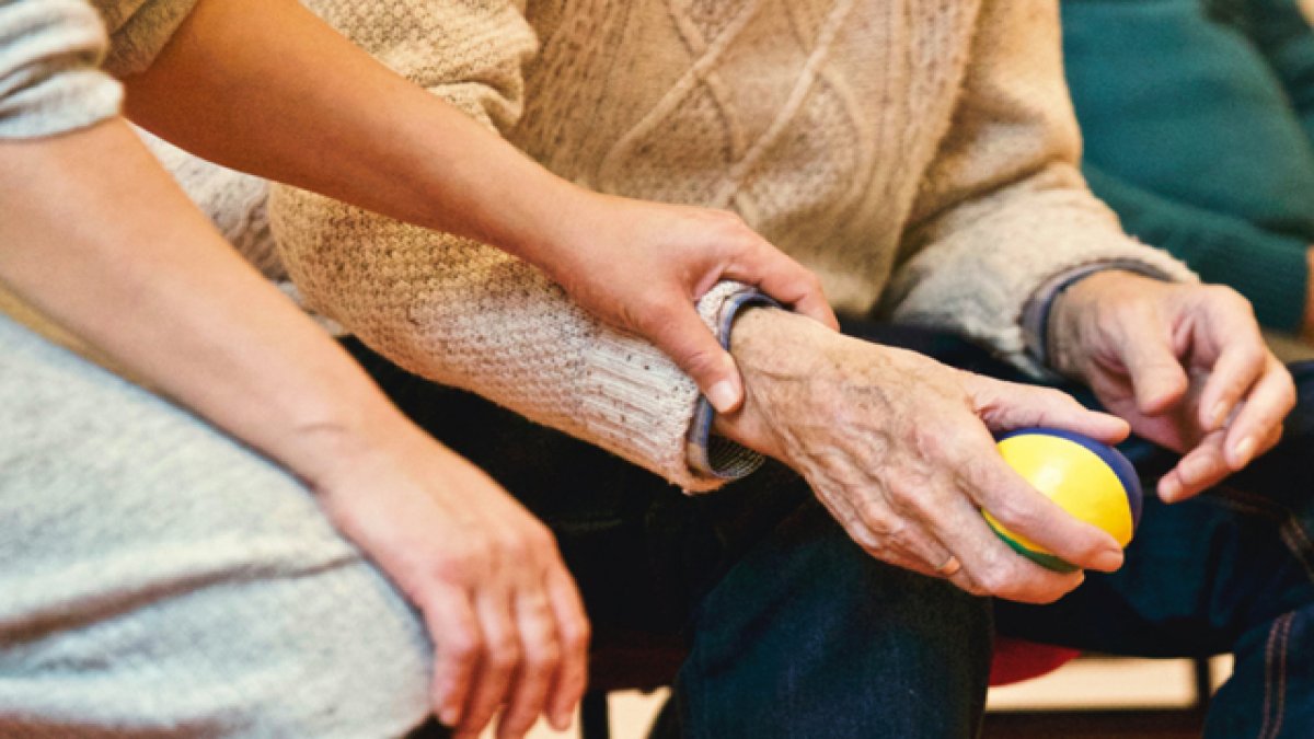 Alzheimer hastalığını durdurmak ve hastalıkla baş etmek için mutlaka bunlar yapılmalı..