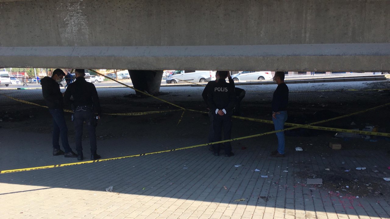İzmir'de viyadük altında yanmış erkek cesedi bulundu