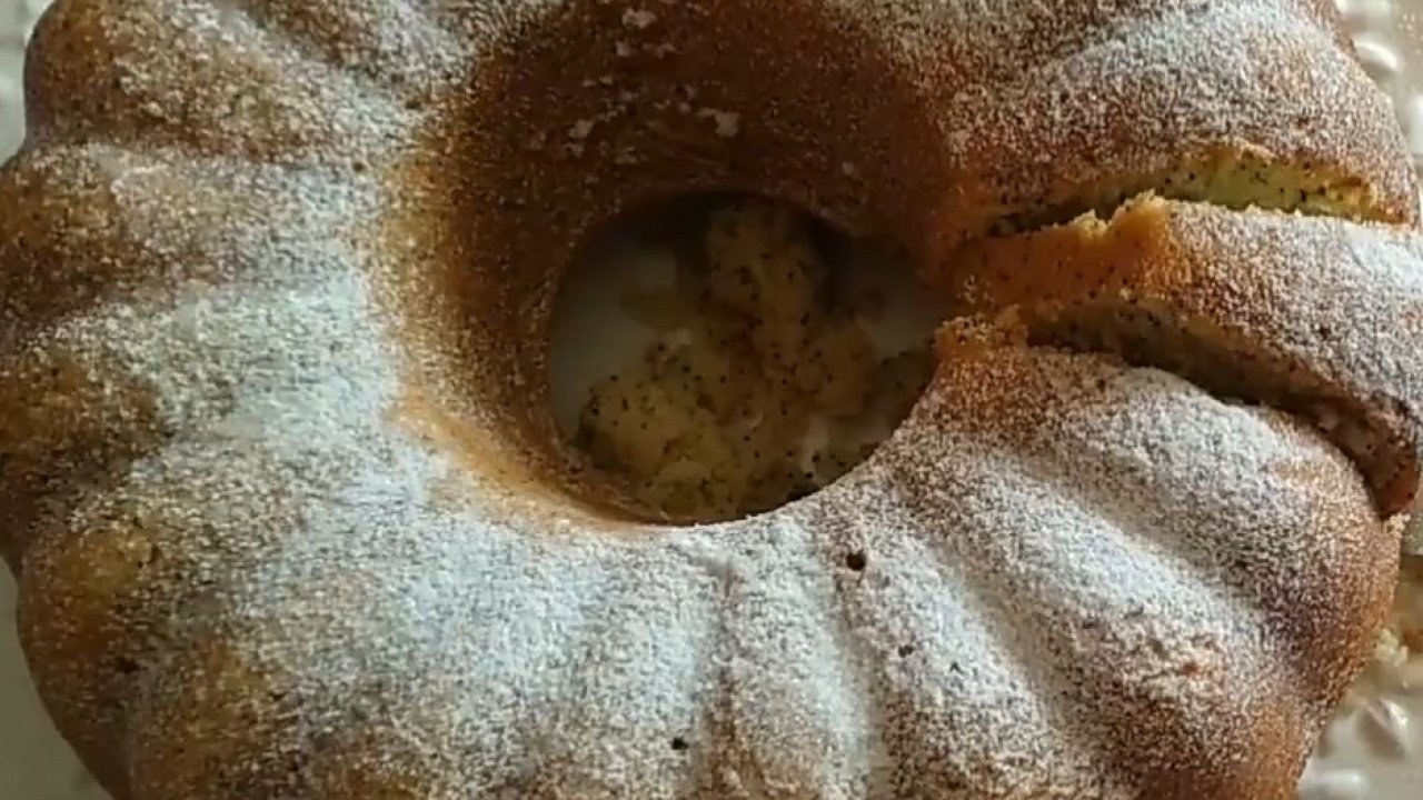 Bugün ne pişirsem diyenlere çay yanına Limonlu Haşhaşlı kek tarifi.