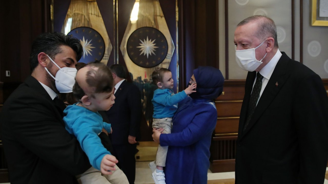 Cumhurbaşkanı Erdoğan'ın özel konukları: Siyam ikizleri Külliye'de
