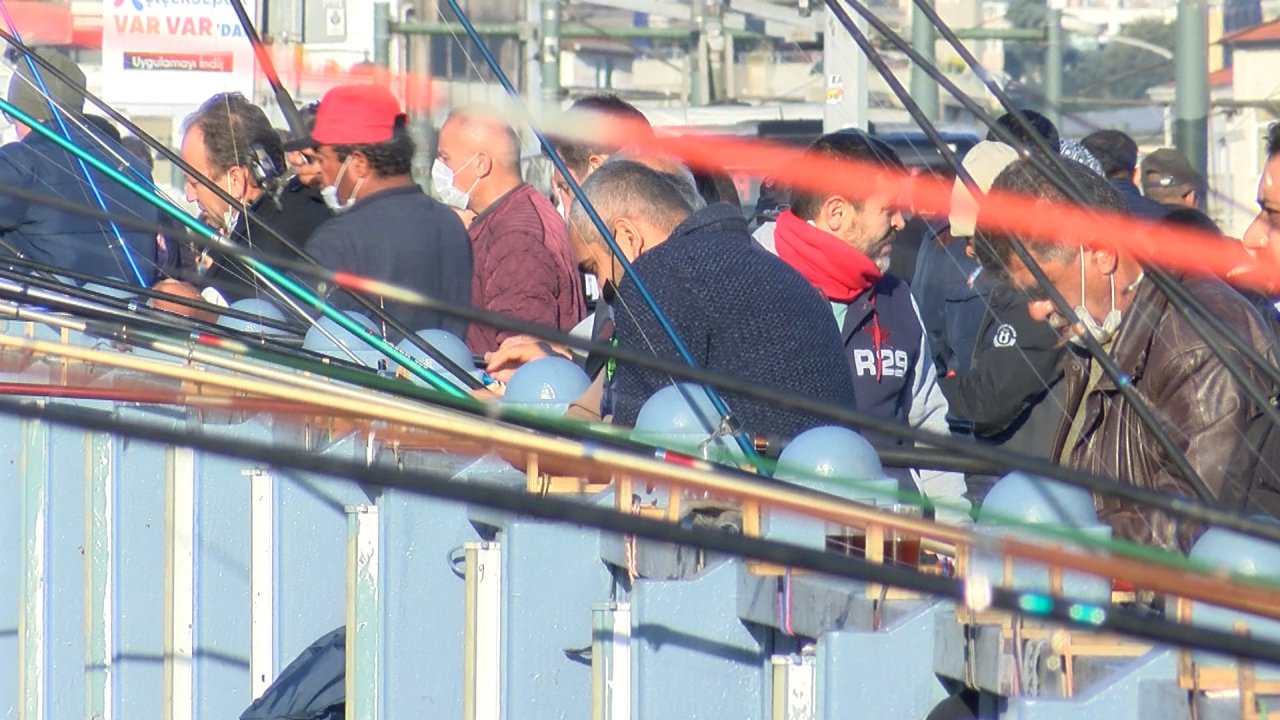 Eminönü'nde pes dedirten sorumsuzluk! Salgını takmadılar