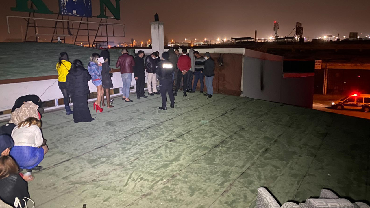 Konya’da Suriyelinin işlettiği pavyonda eğlence kaçakları çatıda yakalandı