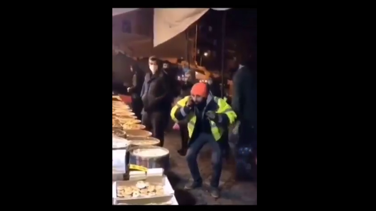 Zamlar karşısında çaresiz kalan insanlar artık durumlarıyla dalga geçiyor