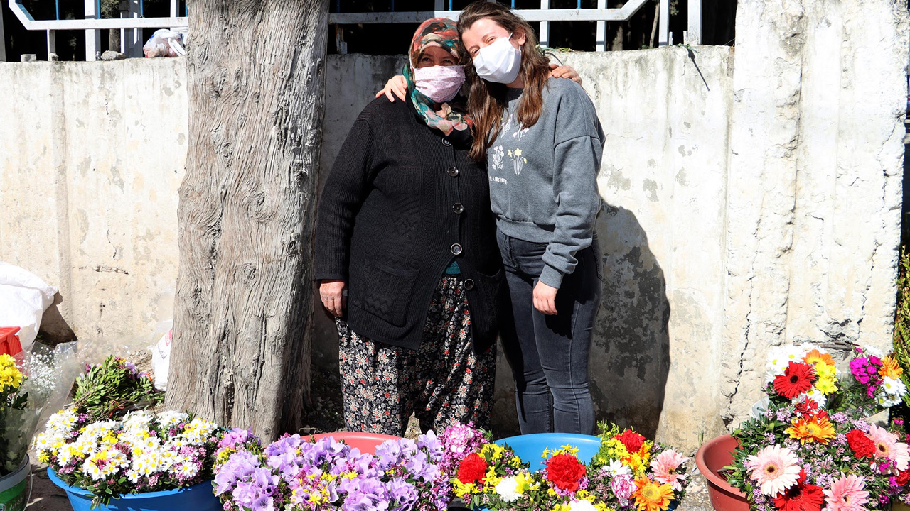 Mezarlıkta sattığı çiçeklerin parasıyla kızını Oxford’da okutuyor