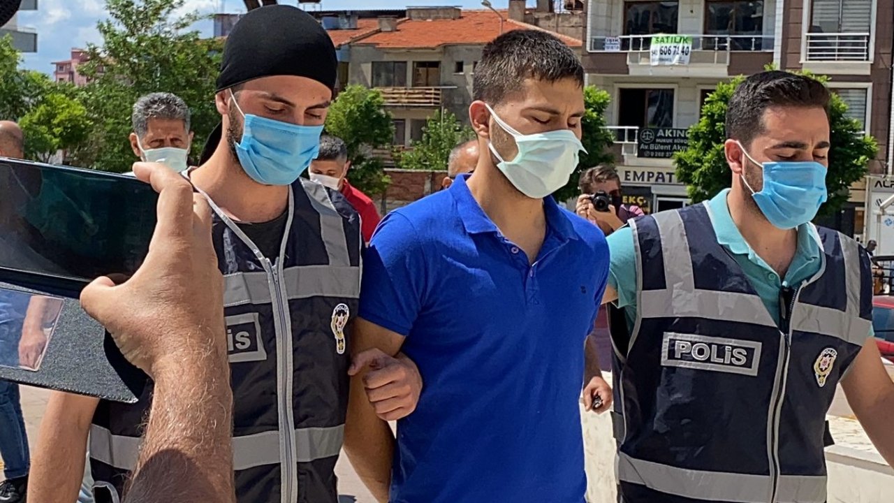 Balıkesir'de 35 ayrı suç kaydı bulunan şahıs para vermeyen anne ve babasını bıçaklayarak öldürdü