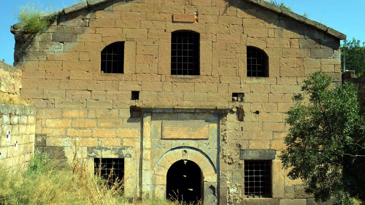 Definecilerin yeni kurbanı Surp Toros Gregoryan Ermeni Kilisesi oldu