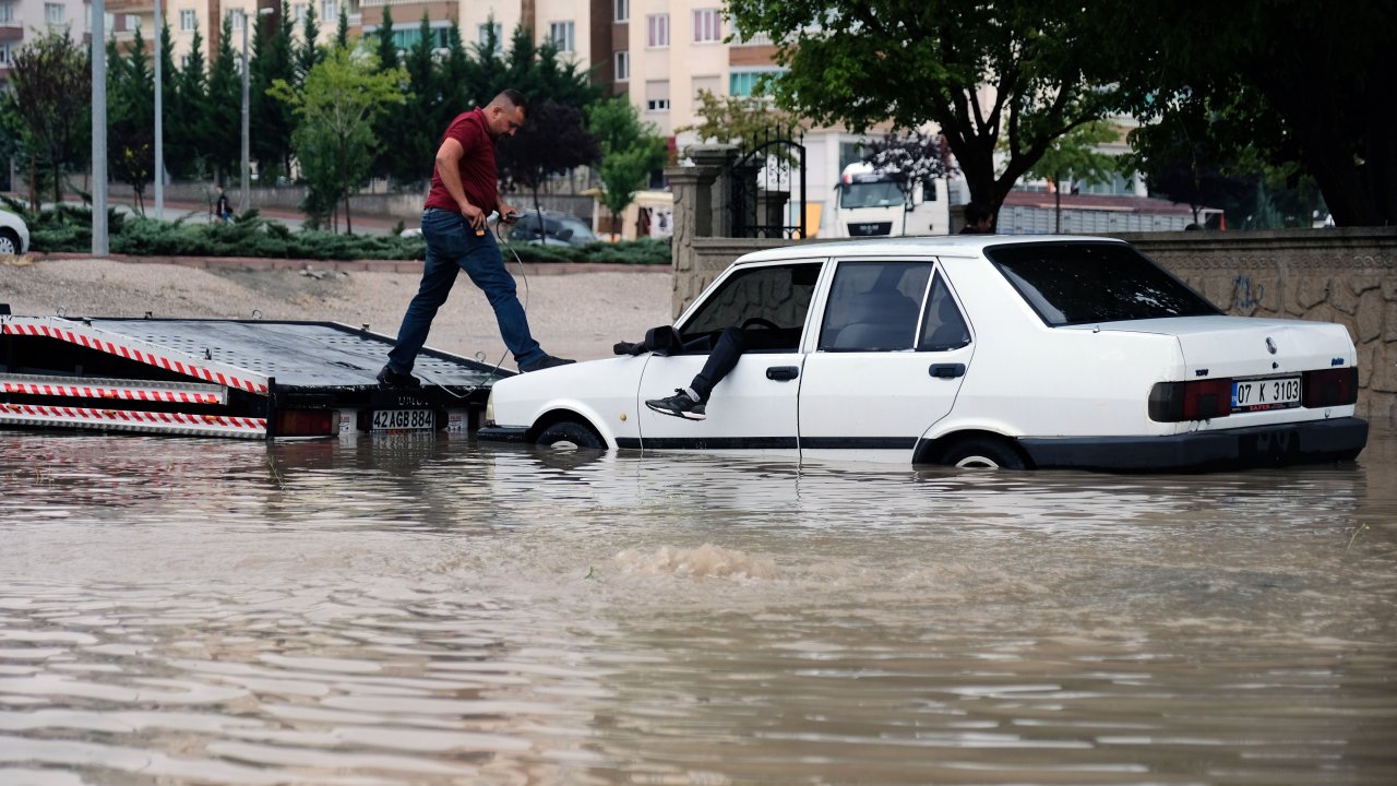 Konya'da meydana gelen sel YHT seferlerinin durmasına neden oldu
