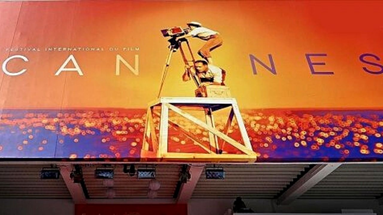 Salgın nedeniyle ertelenen  74. Cannes Film Festivali başladı iki yılın ardından kırmızı halı yeniden serildi