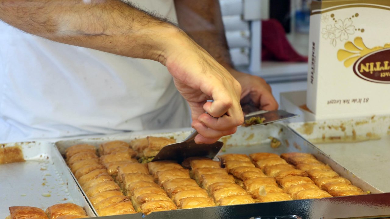 Baklava alabilmek için saat 05.00'te sıraya girdiler