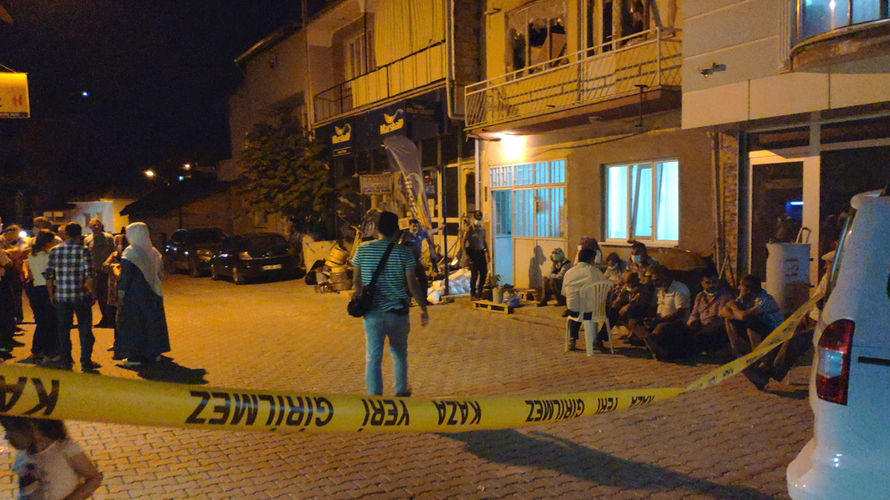 Yaşlı annesinin önce boğdu ardından boğazını kesti