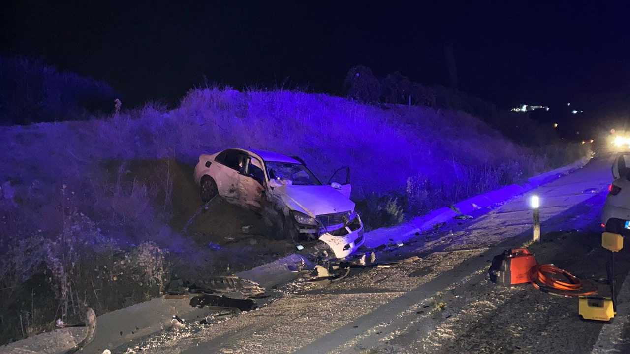 Manisa'da trafik kazası: Hurdaya dönen otomobilde bulunan 1 kişi öldü, 3 kişi yaralandı