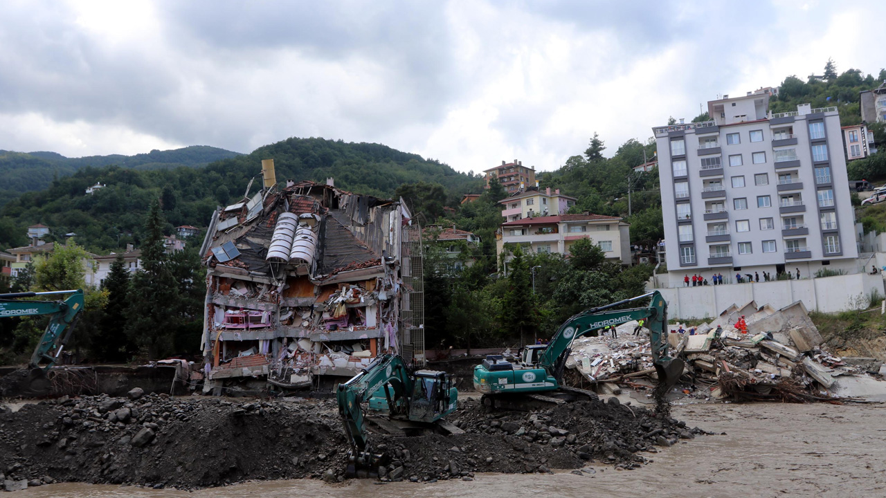 Sel felaketinde ölü sayısı yükseliyor