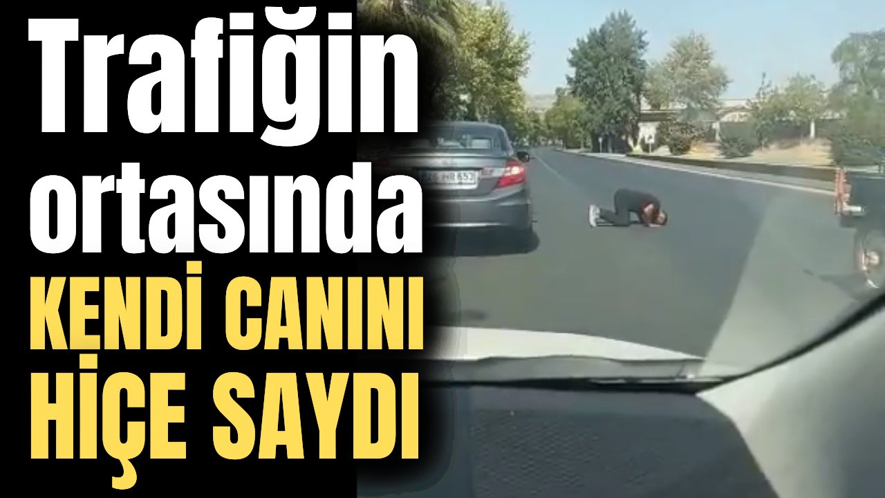 Canını hiçe saydı! Trafiğin ortasında namaz kılan vatandaş herkesi şaşkına çevirdi