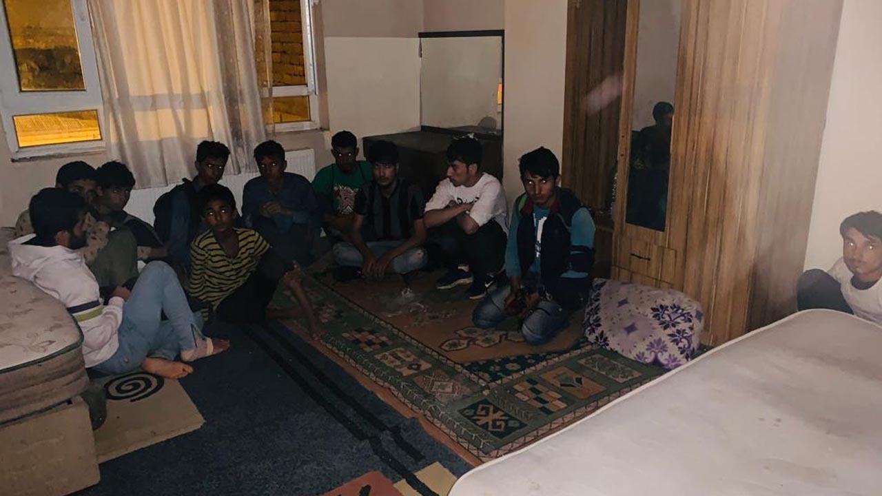 Bu Afganlar apartman dairesinde yakalandı, polisler say say bitiremedi