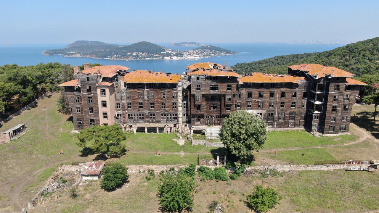 Avrupa'nın en büyük ahşap yapısı Büyükada Rum Yetimhanesi'nin etkileyici geçmişi