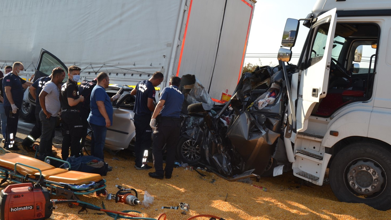 Manisa'da TIR kırmızı ışıkta bekleyen araçlara çarptı: 3 ölü, 5 yaralı